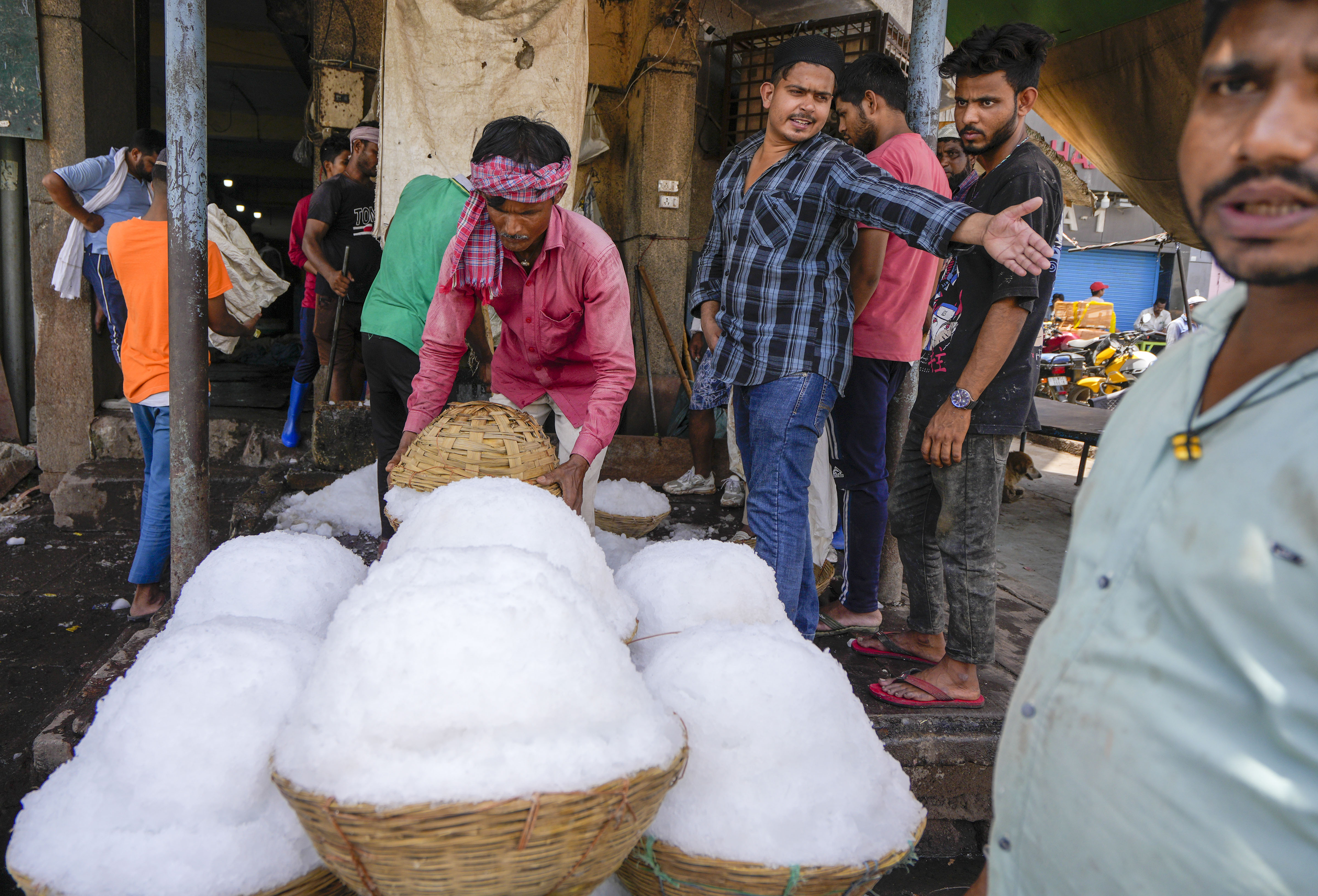 https://salarnews.in/public/uploads/images/newsimages/maannewsimage29052024_160546_delhi ice.jpg